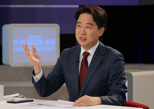 지난 11월9일 이준석 국민의힘 대표가 서울 마포구 상암MBC 스튜디오에서 열린 '100분 토론'에서 발언하고 있다.국회사진기자단·연합뉴스